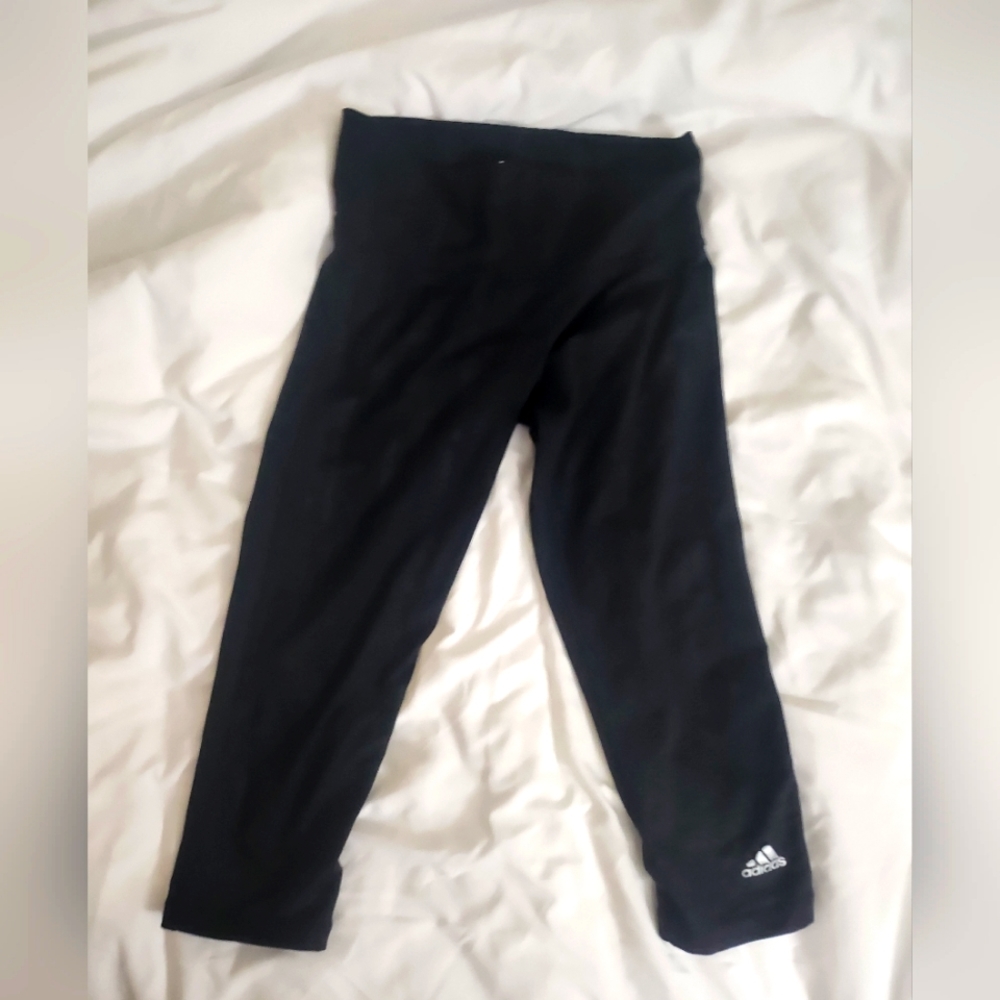 Mid-rise Adidas capri leggings (s)